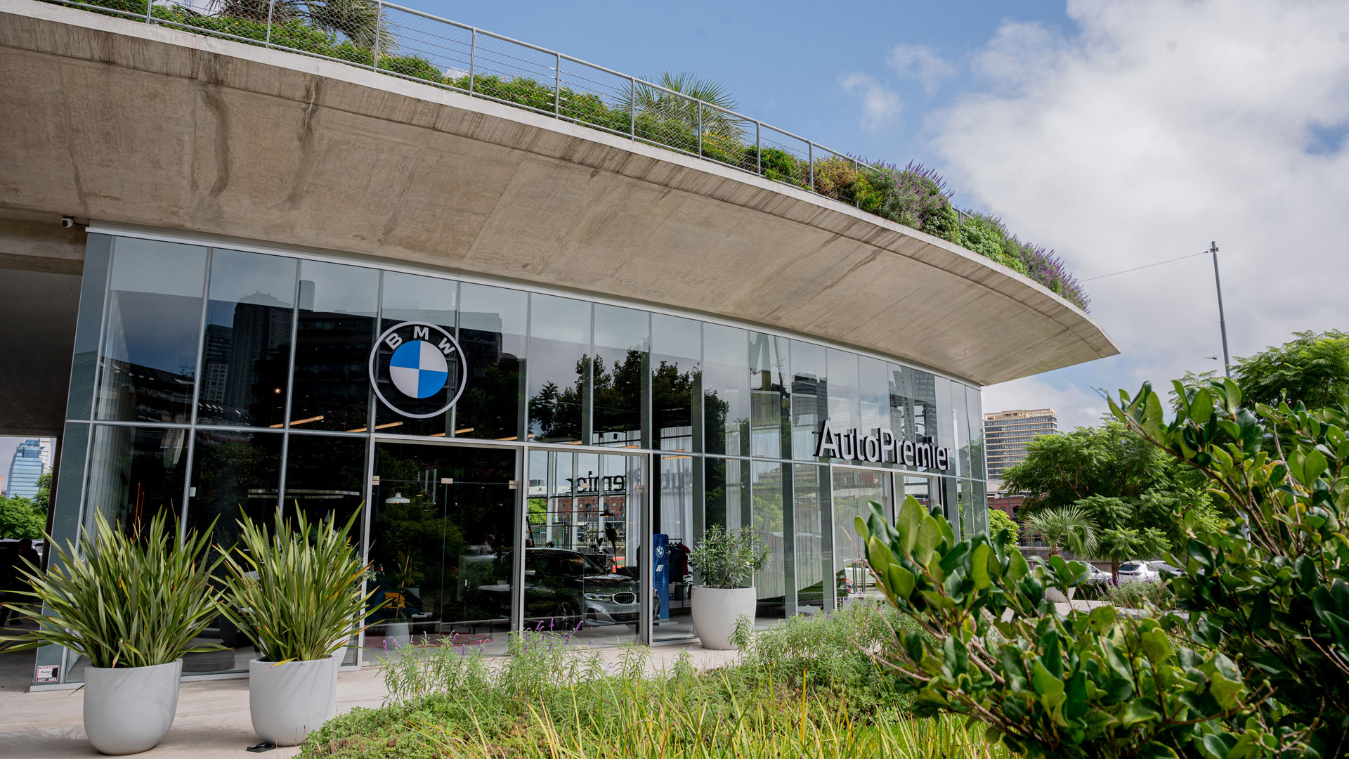 BMW inauguró un nuevo salón de ventas en Puerto Madero  