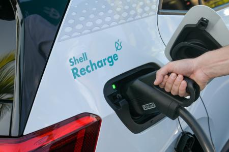 Shell suma cargadores para autos eléctricos