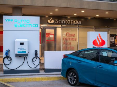 Primer cargador eléctrico de YPF fuera de una estación de servicio